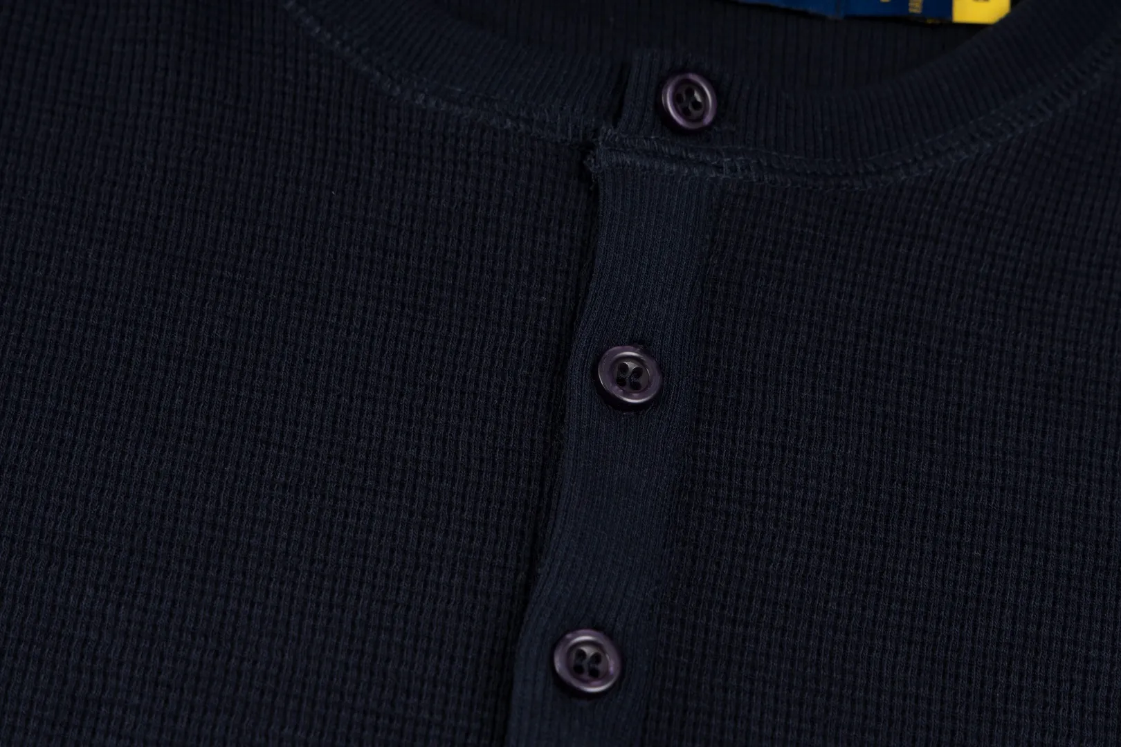 P196 #R79 Ralph Lauren/Ralph Lauren Waffle Henley Collar Open Button Sweater Exclusive Henry Collar Waffle Series Open Bust Sweater Exclusively customized with original grade waffle fabric, 100% cotton yarn imported machine-dyed weaving process, full texture, all collars, cuffs and hems are fixed and woven threads, full of high-quality quality, can be worn alone or matched, classic hot style Color Navy Blue Dark Gray Black White SIZE: S M L XL Shoulder width: 51.5/53/54.5/56 Bust: 108/112/116/120 Sleeve length: 60/61/62/63 Clothing length: 66.5/68/69.5/71